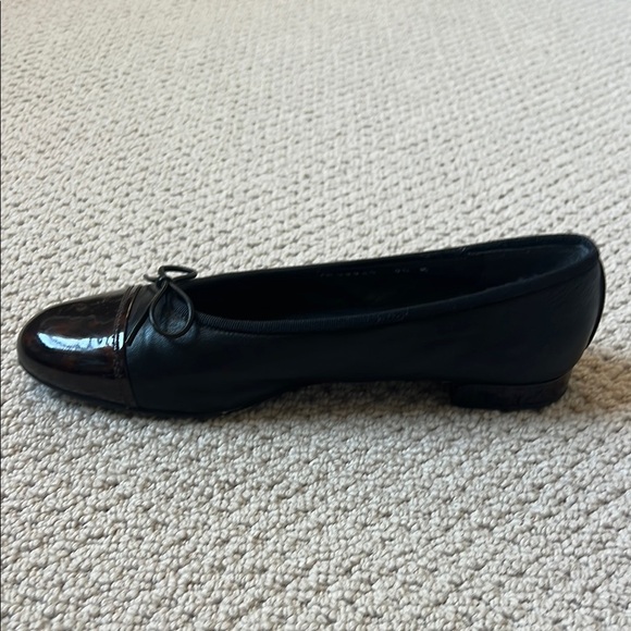 Elegant Black and Brown Stuart Weitzman Flats - Picture 6 of 10